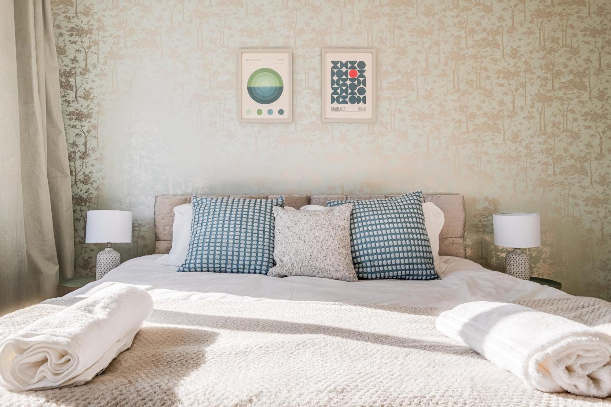 Comfy And Freshly Redecorated Home By Our Home Short Stays Close To Town Centre With Free Parking Bedford Exterior foto